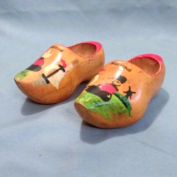 Vintage Mini Souvenir Wooden Clogs-Hand Painted-Hand Carved-Dutch Couple-4.5" - Picture 3 of 9